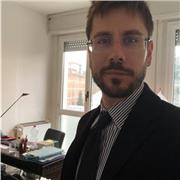 Docente di diritto penale impartisce lezioni a studenti delle scuole secondarie, universitari e candidati all’esame di avvocato